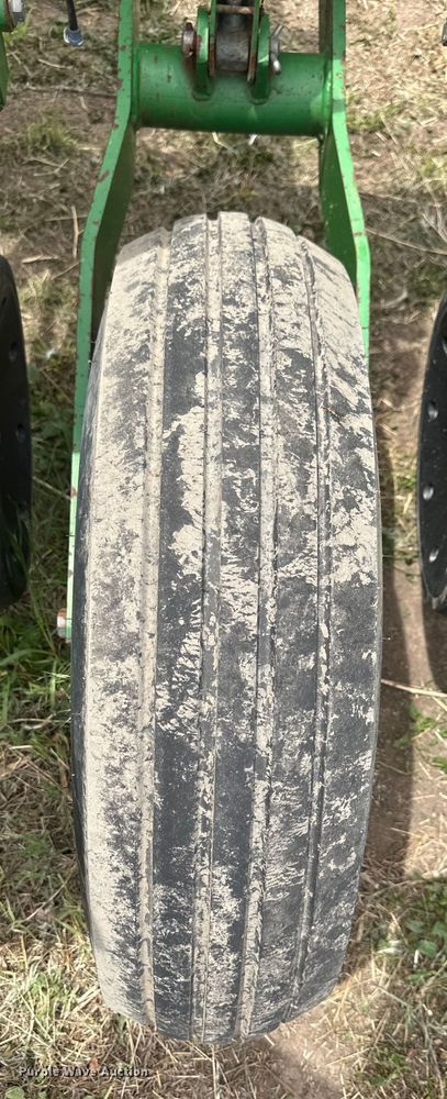 image for item OI9109 1995 John Deere 7200 Conservation planter