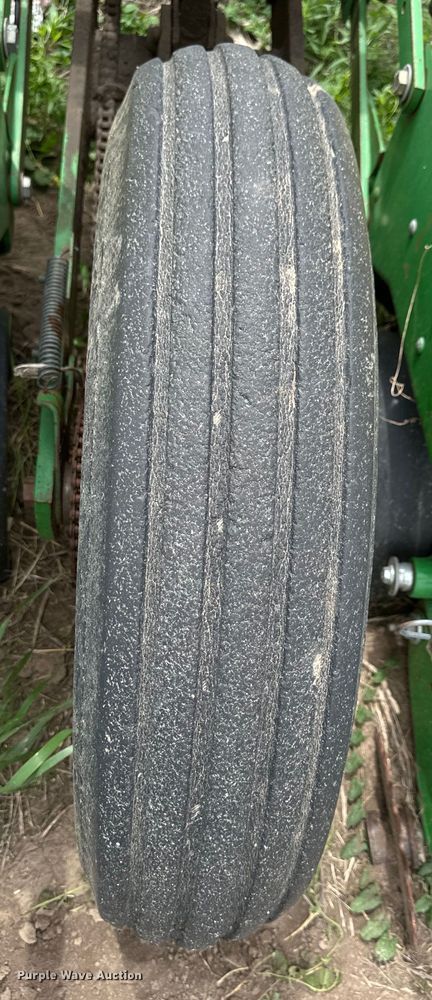 image for item OI9109 1995 John Deere 7200 Conservation planter