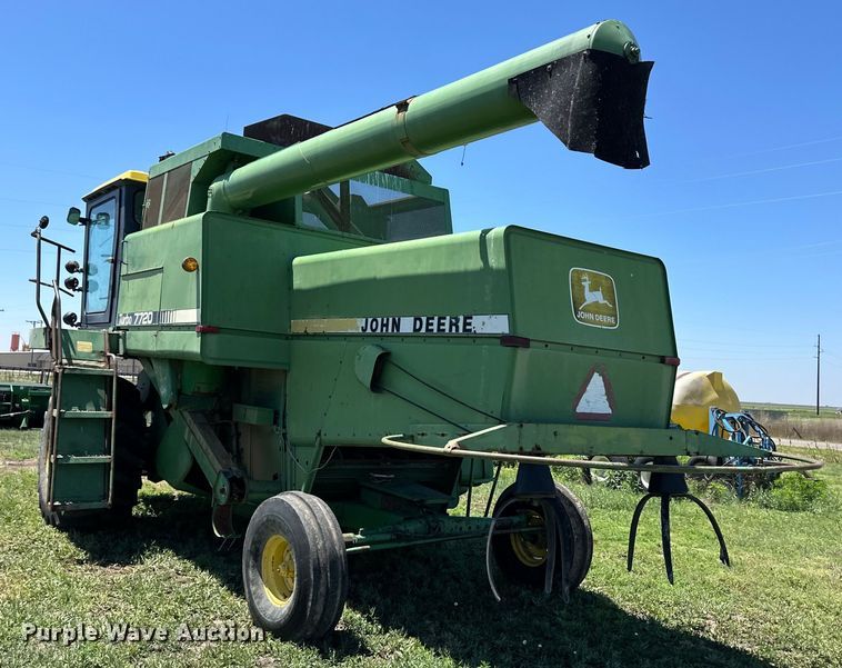 image for item OI9121 1979 John Deere 7720 Turbo combine