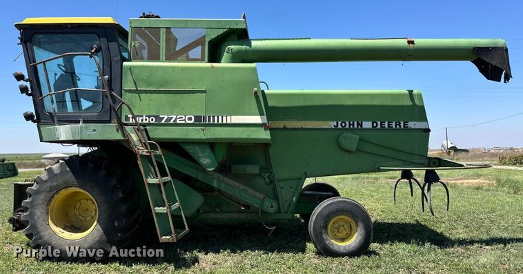 image for item OI9121 1979 John Deere 7720 Turbo combine
