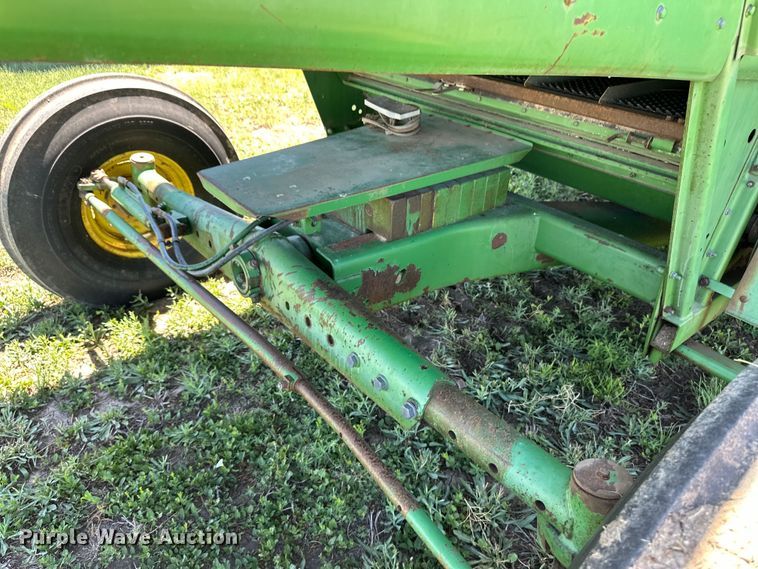 image for item OI9121 1979 John Deere 7720 Turbo combine