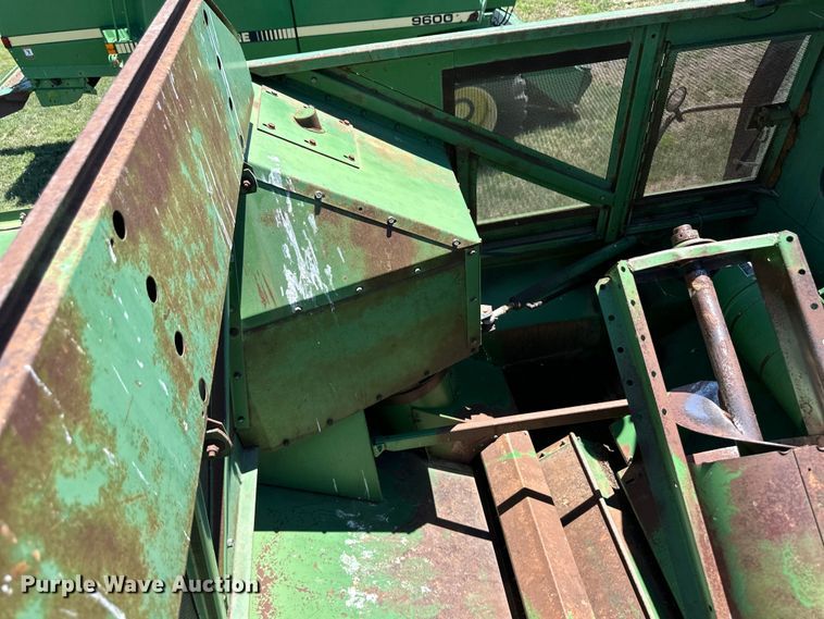 image for item OI9121 1979 John Deere 7720 Turbo combine