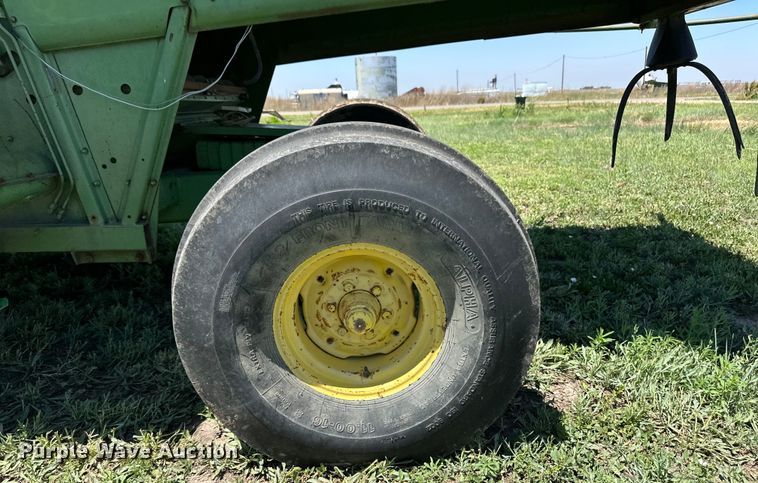 image for item OI9121 1979 John Deere 7720 Turbo combine