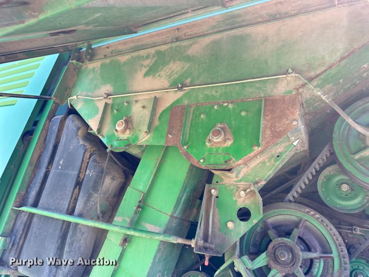 image for item OI9122 1996 John Deere 9600 combine