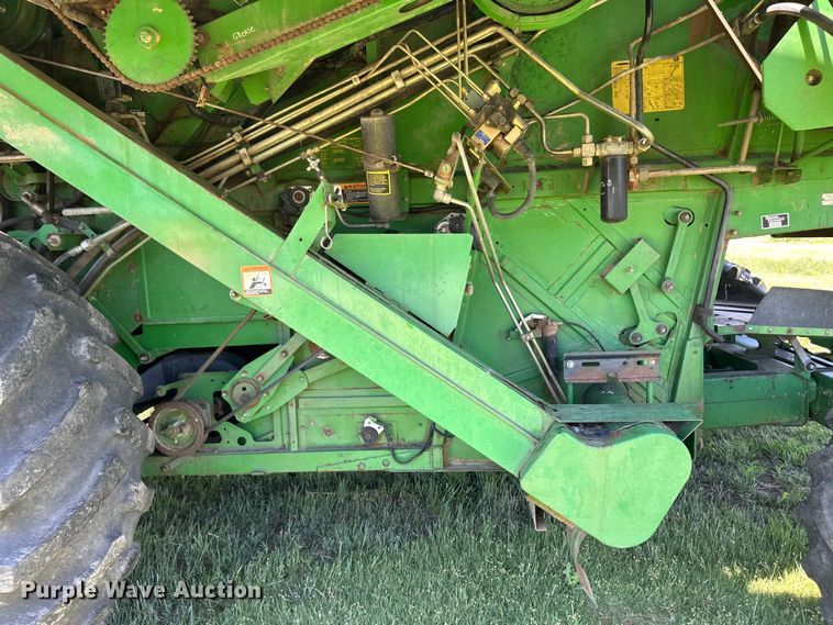 image for item OI9122 1996 John Deere 9600 combine
