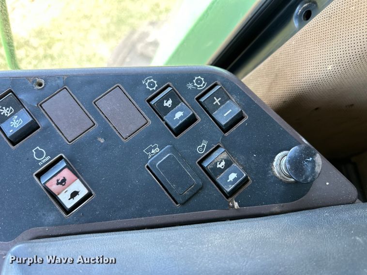 image for item OI9122 1996 John Deere 9600 combine