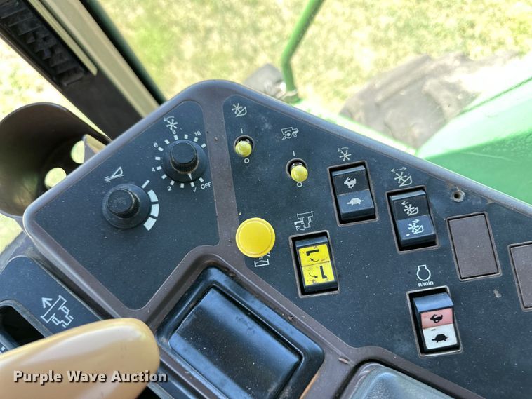 image for item OI9122 1996 John Deere 9600 combine