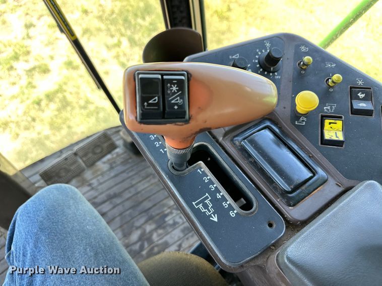 image for item OI9122 1996 John Deere 9600 combine