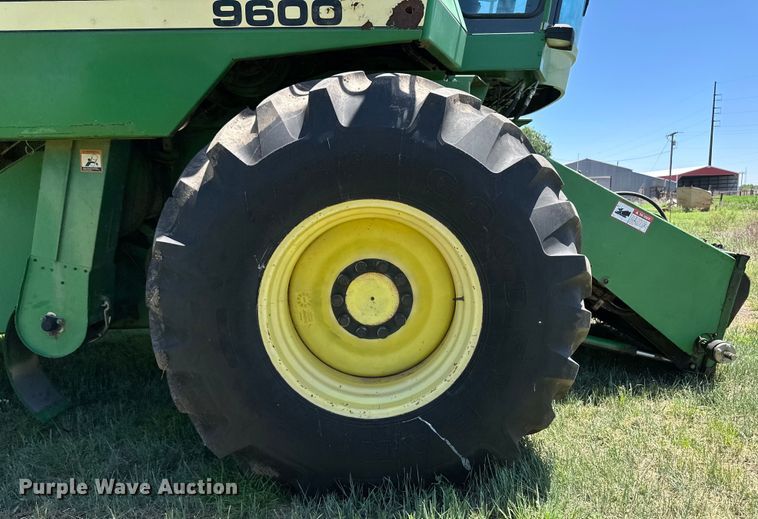image for item OI9122 1996 John Deere 9600 combine