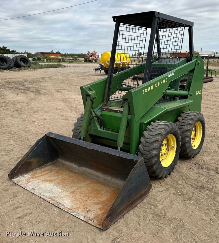 image for item OI9165 1982 John Deere L125L skid steer loader