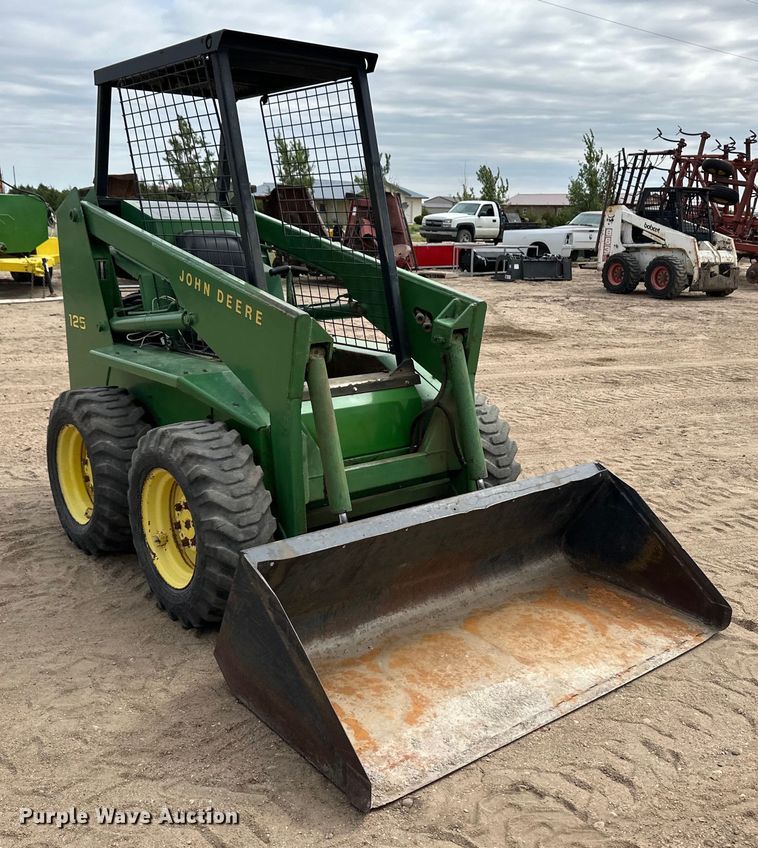 image for item OI9165 1982 John Deere L125L skid steer loader