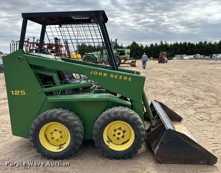 image for item OI9165 1982 John Deere L125L skid steer loader