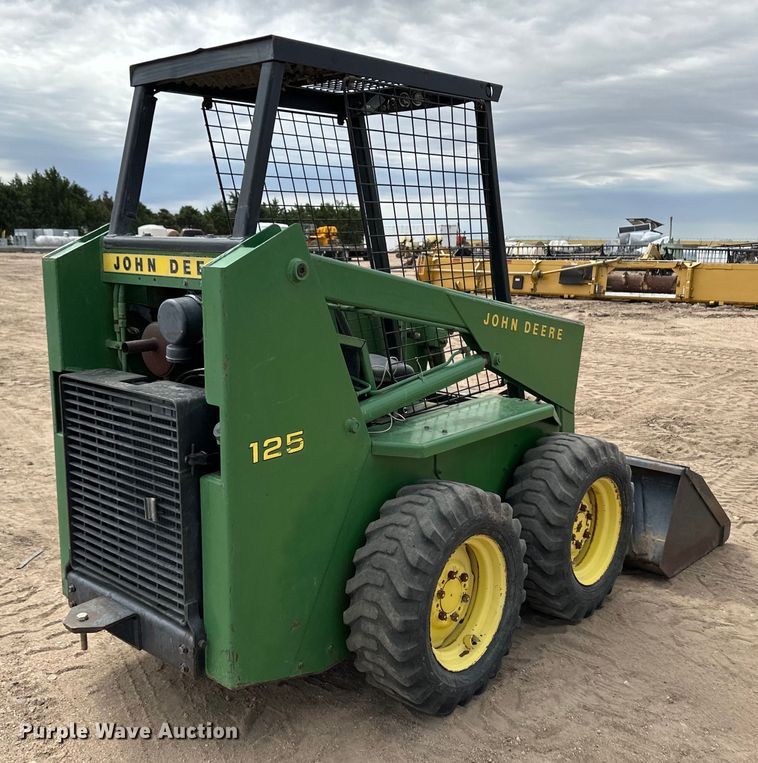 image for item OI9165 1982 John Deere L125L skid steer loader