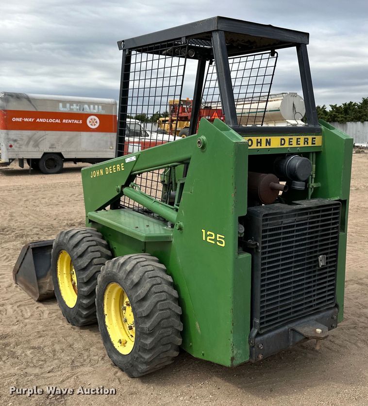 image for item OI9165 1982 John Deere L125L skid steer loader