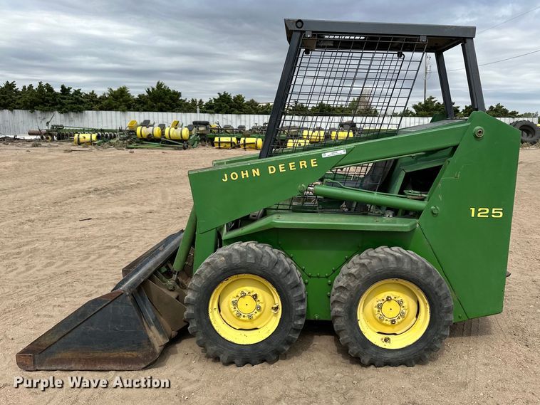 image for item OI9165 1982 John Deere L125L skid steer loader