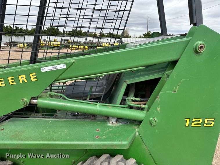 image for item OI9165 1982 John Deere L125L skid steer loader