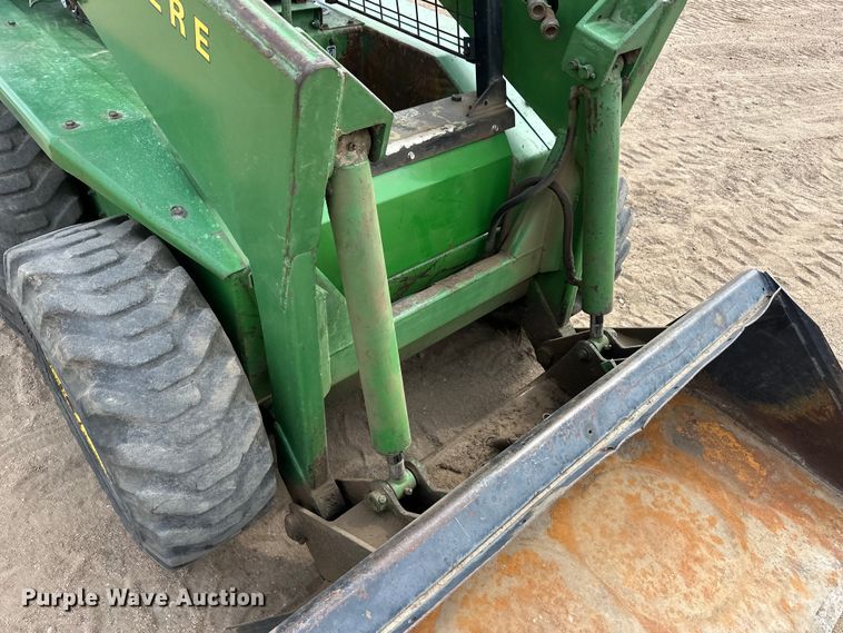 image for item OI9165 1982 John Deere L125L skid steer loader