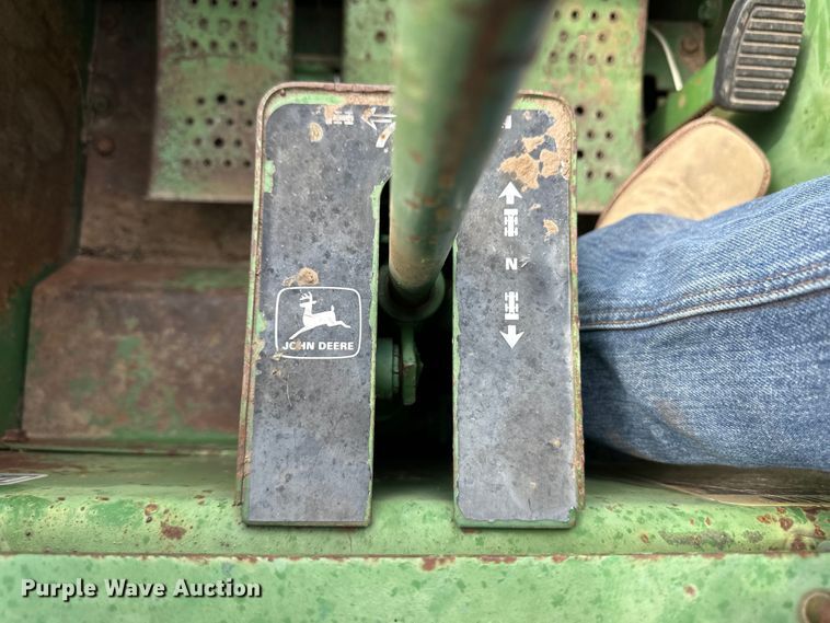 image for item OI9165 1982 John Deere L125L skid steer loader