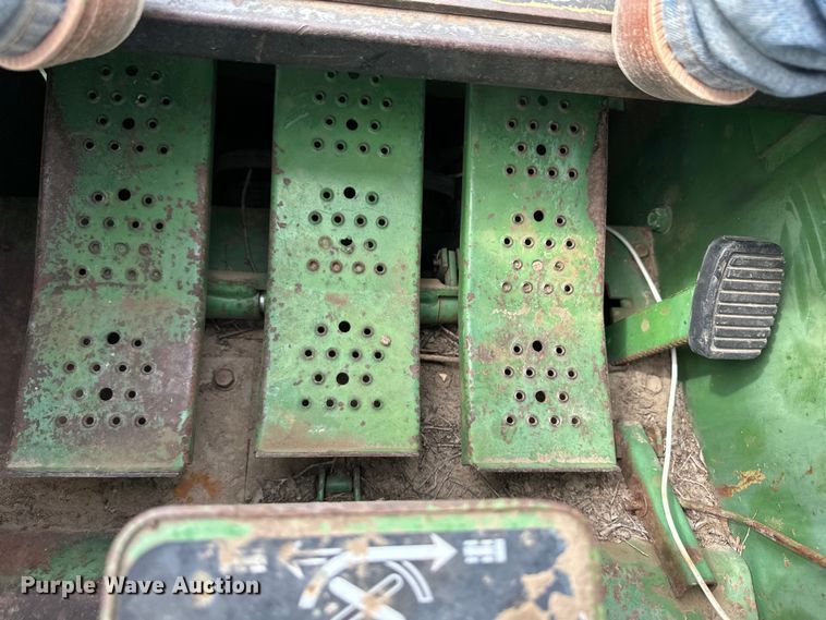 image for item OI9165 1982 John Deere L125L skid steer loader