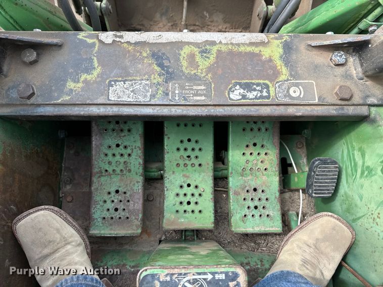 image for item OI9165 1982 John Deere L125L skid steer loader