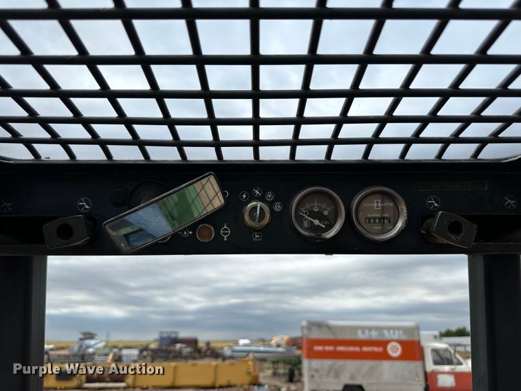 image for item OI9165 1982 John Deere L125L skid steer loader