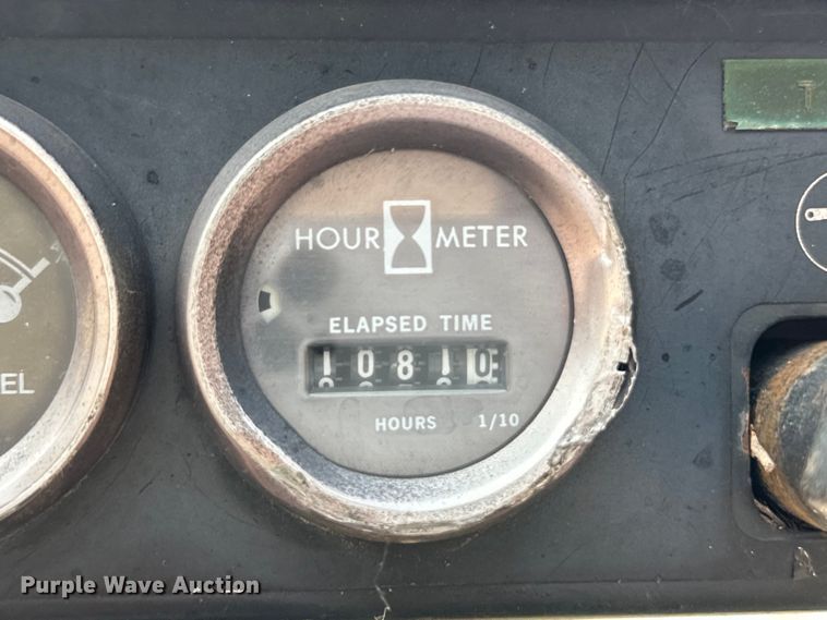 image for item OI9165 1982 John Deere L125L skid steer loader