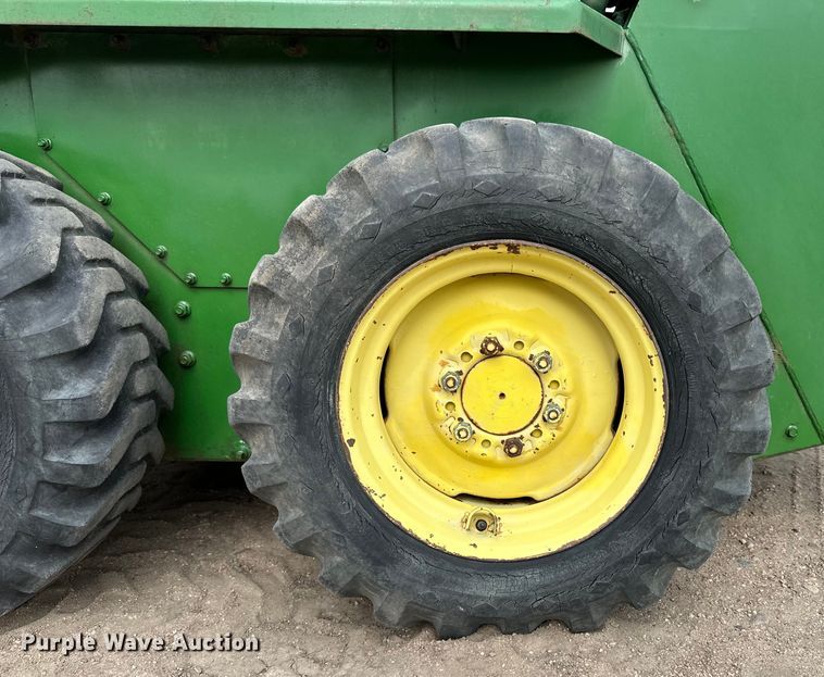 image for item OI9165 1982 John Deere L125L skid steer loader