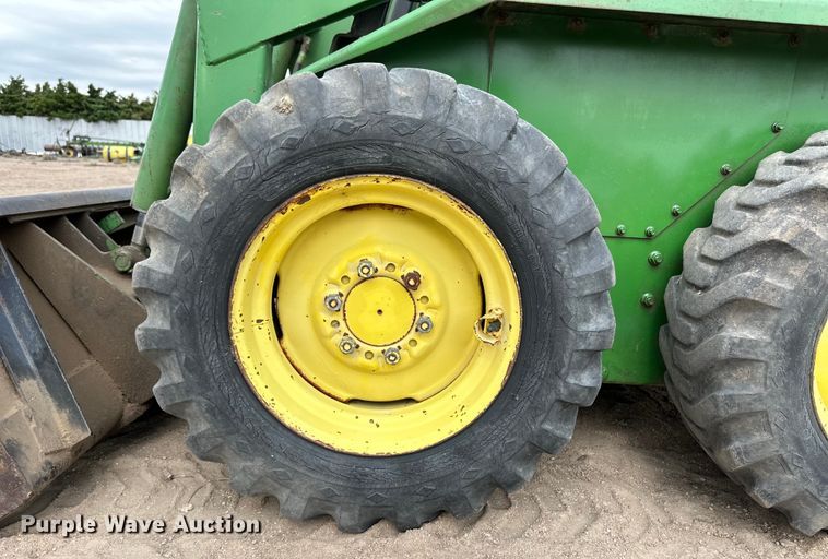 image for item OI9165 1982 John Deere L125L skid steer loader