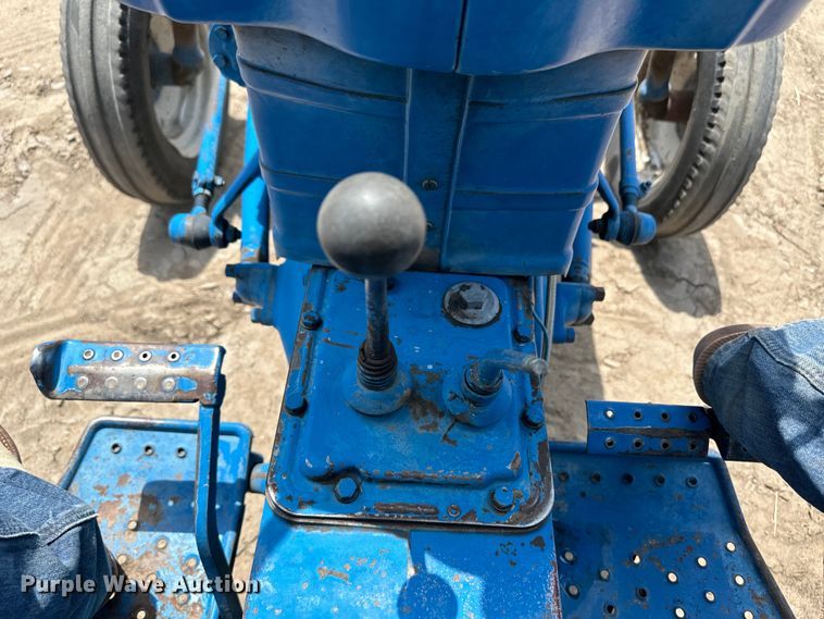 image for item OI9194 1964 Ford 2000 tractor