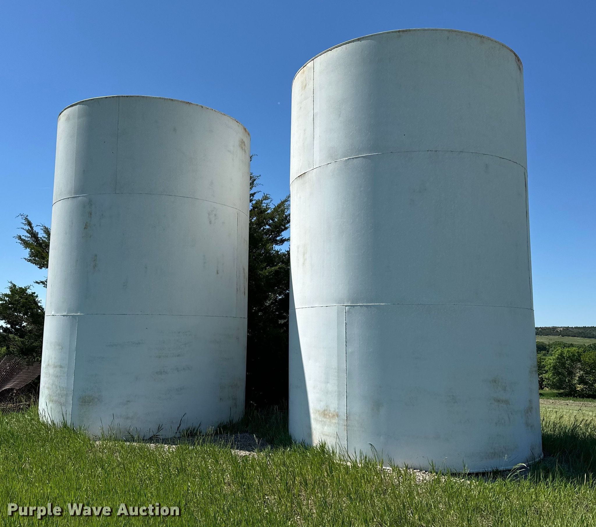 (2) tanks in Natoma, KS Item OE9227 for sale Purple Wave