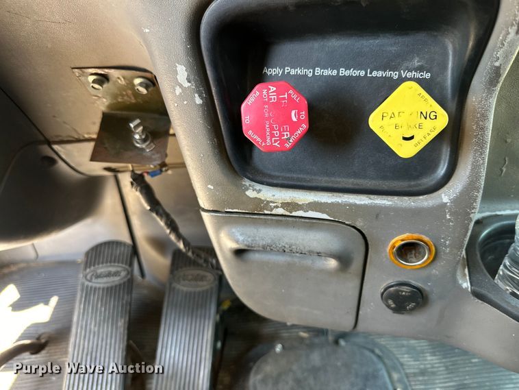 image for item DK6586 2007 Peterbilt 378 semi truck