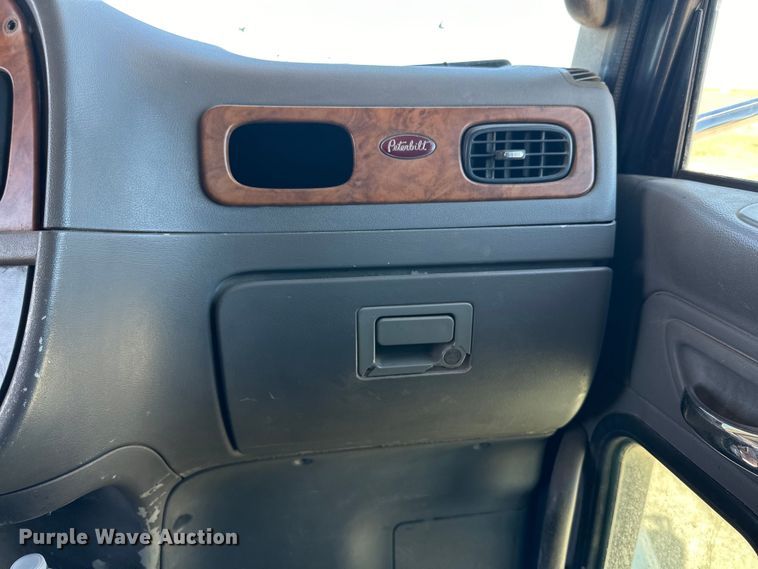 image for item DK6586 2007 Peterbilt 378 semi truck