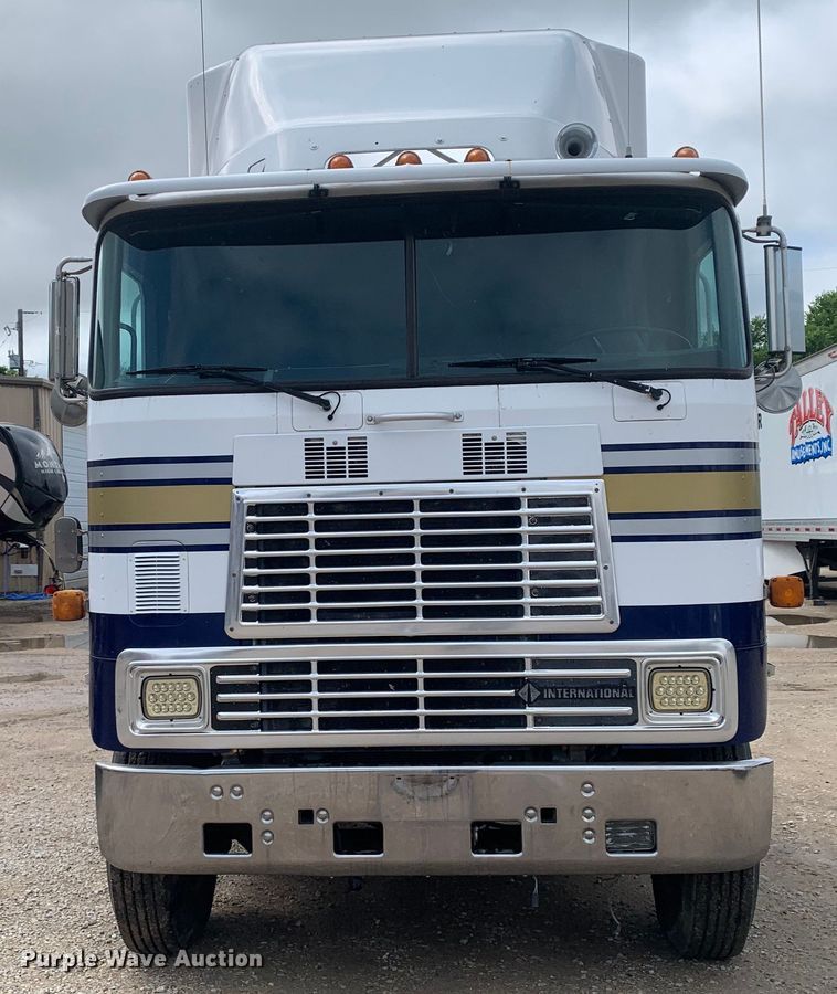 image for item DM7855 1993 International 9600 semi truck