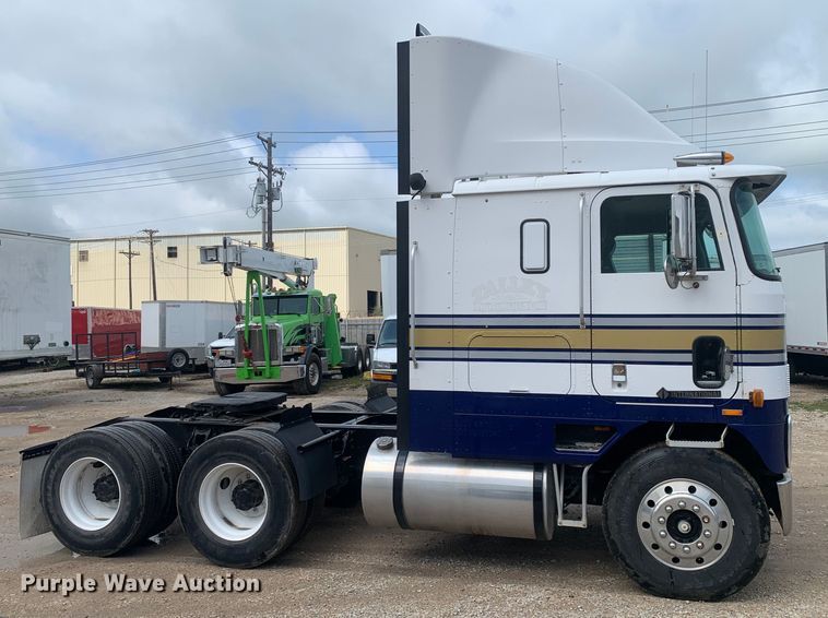 image for item DM7855 1993 International 9600 semi truck