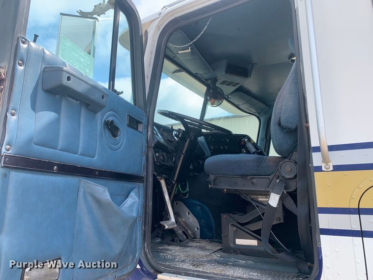 image for item DM7855 1993 International 9600 semi truck