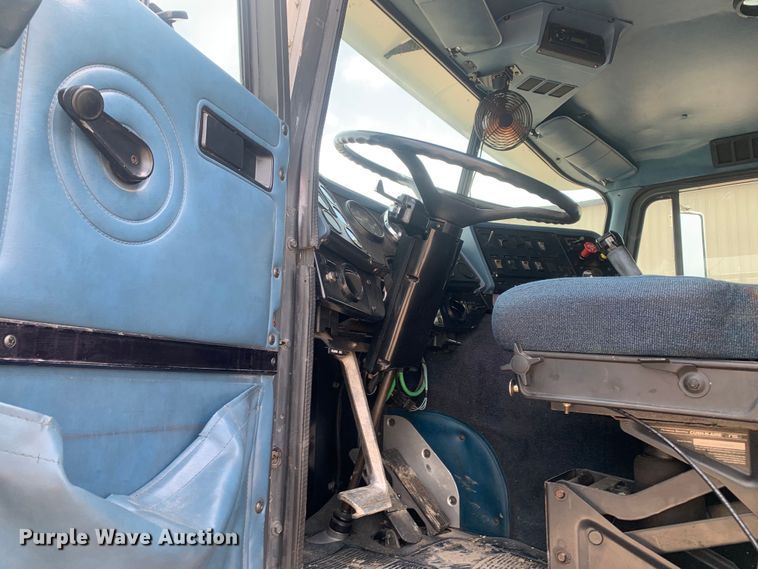 image for item DM7855 1993 International 9600 semi truck