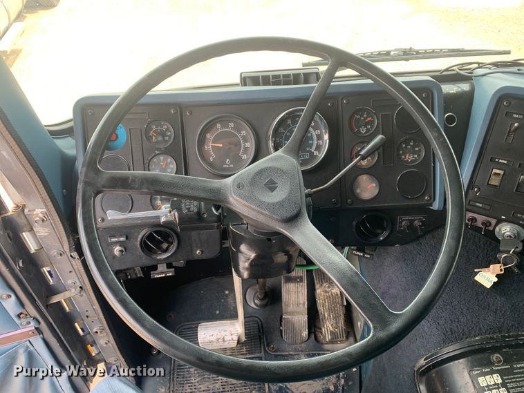 image for item DM7855 1993 International 9600 semi truck