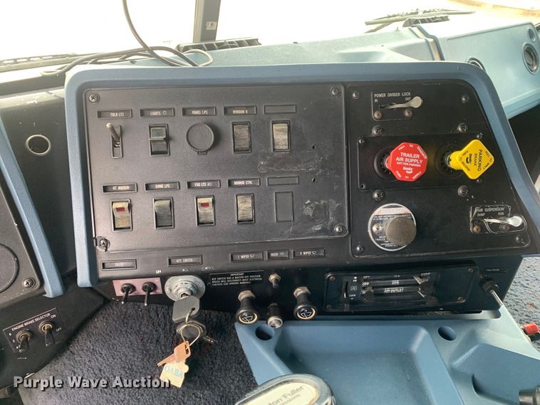 image for item DM7855 1993 International 9600 semi truck