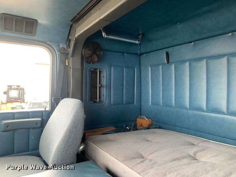 image for item DM7855 1993 International 9600 semi truck