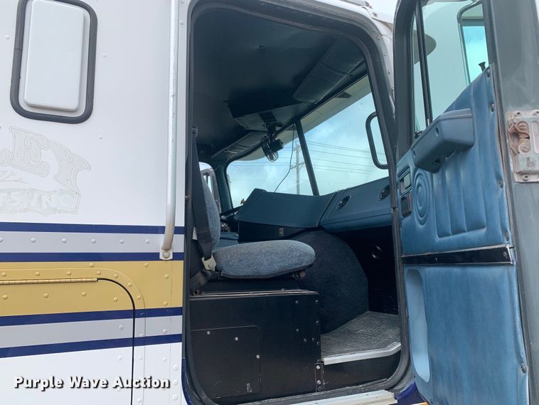 image for item DM7855 1993 International 9600 semi truck