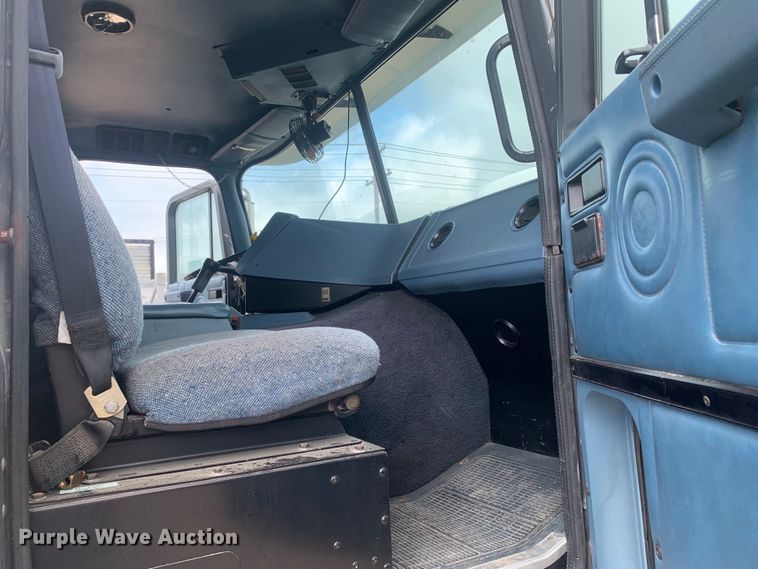 image for item DM7855 1993 International 9600 semi truck