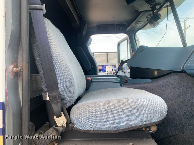 image for item DM7855 1993 International 9600 semi truck