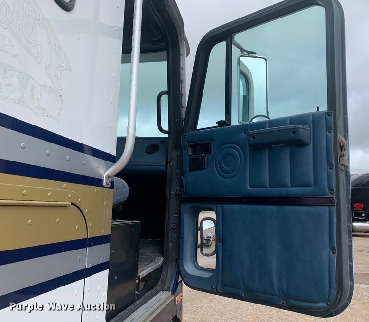 image for item DM7855 1993 International 9600 semi truck