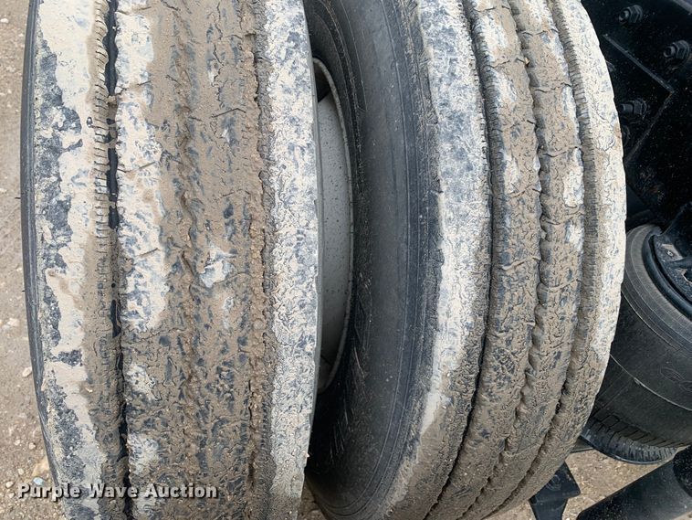 image for item DM7855 1993 International 9600 semi truck