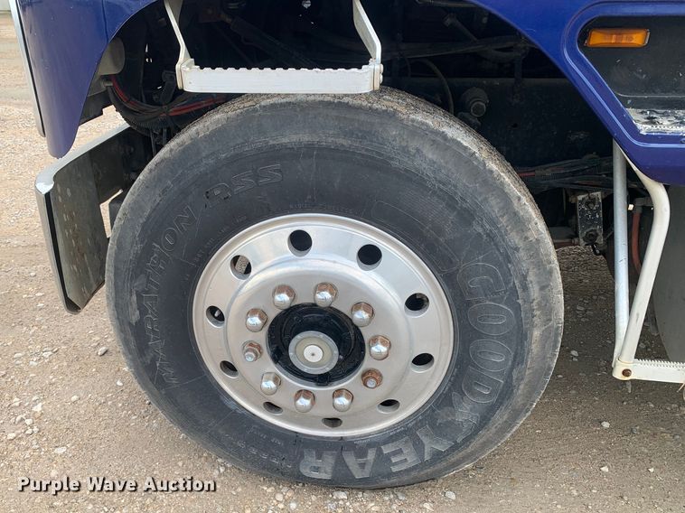 image for item DM7855 1993 International 9600 semi truck