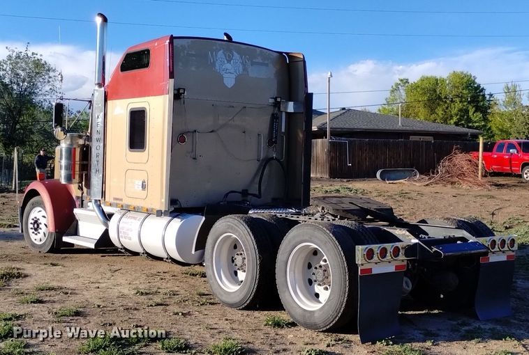 image for item DQ6109 2001 Kenworth  W900 semi truck