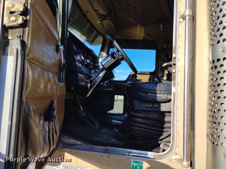 image for item DQ6109 2001 Kenworth  W900 semi truck