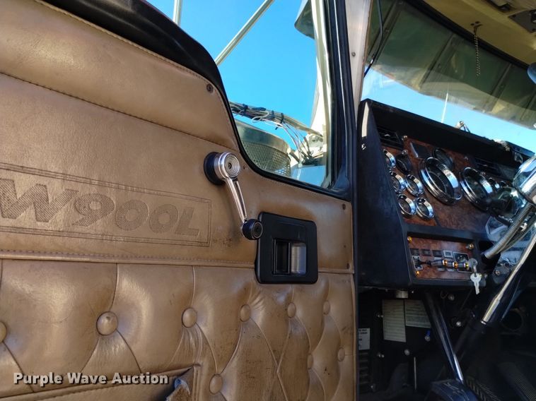 image for item DQ6109 2001 Kenworth  W900 semi truck
