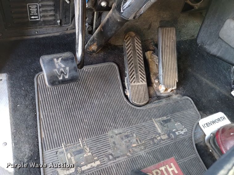 image for item DQ6109 2001 Kenworth  W900 semi truck