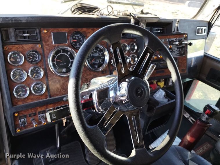 image for item DQ6109 2001 Kenworth  W900 semi truck